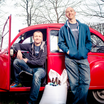 L'équipe de la brasserie devant une 2CV