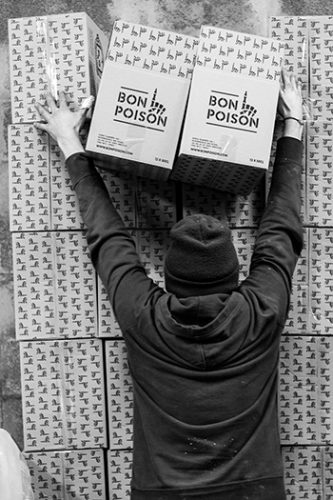 Mur de cartons à la brasserie Bon Poison