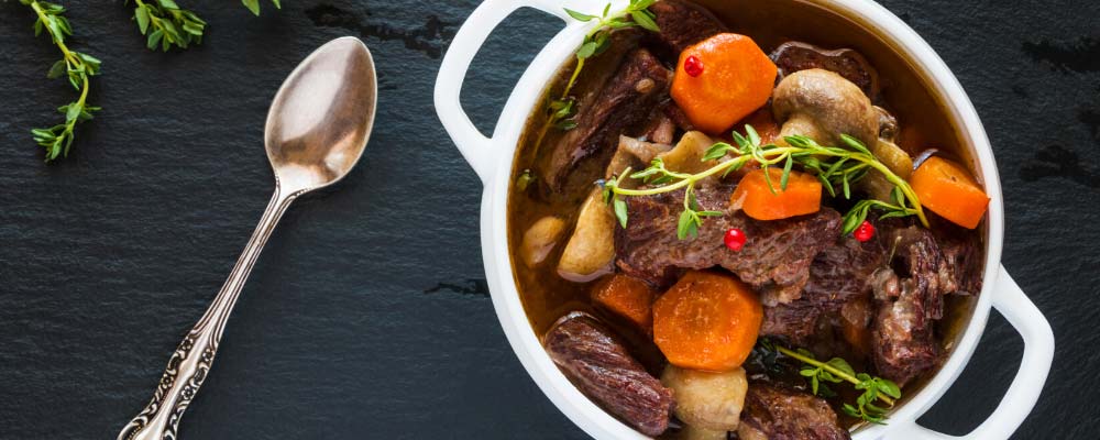 viande cru de boeuf bourguignon sur fond blanc Stock Photo