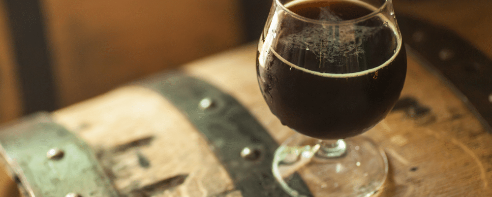 Bière Noire sur un tonneau
